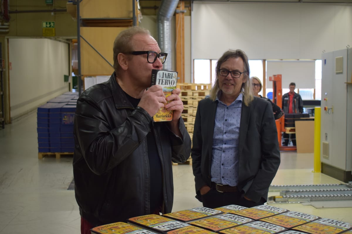 Jari Tervo pussasi innoissaan uutta kirjaansa kustannustoimittaja Harri Haanpään seuratessa vieressä.