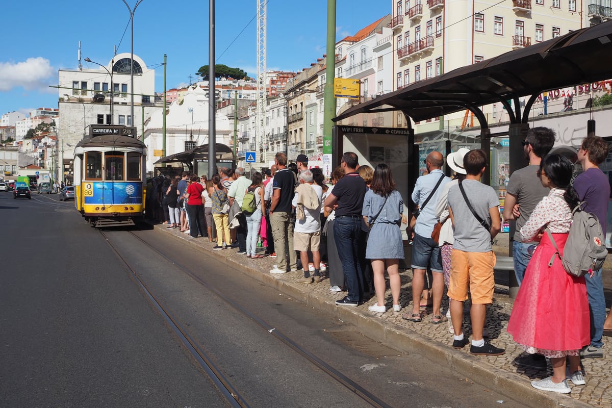 Turistit jonottavat kaikissa matkaoppaissa mainitun raitiolinja 28:n kyytiin.