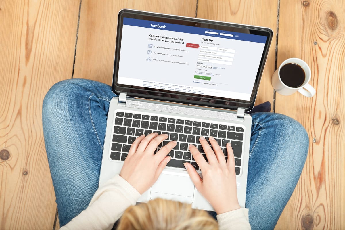 Henkilö kirjautumassa Facebookiin.