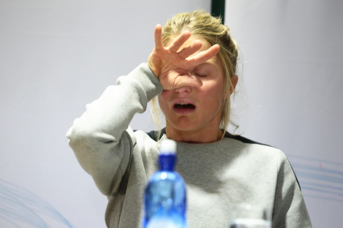 Hiihtäjä Therese Johaug kertoo dopingkärystään lehdistölle itkuisena.