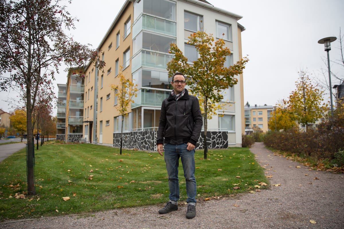 Helsingin kaupunkisuunnitteluviraston asemakaava-arkkitehti Mikael Ström Laajasuolla