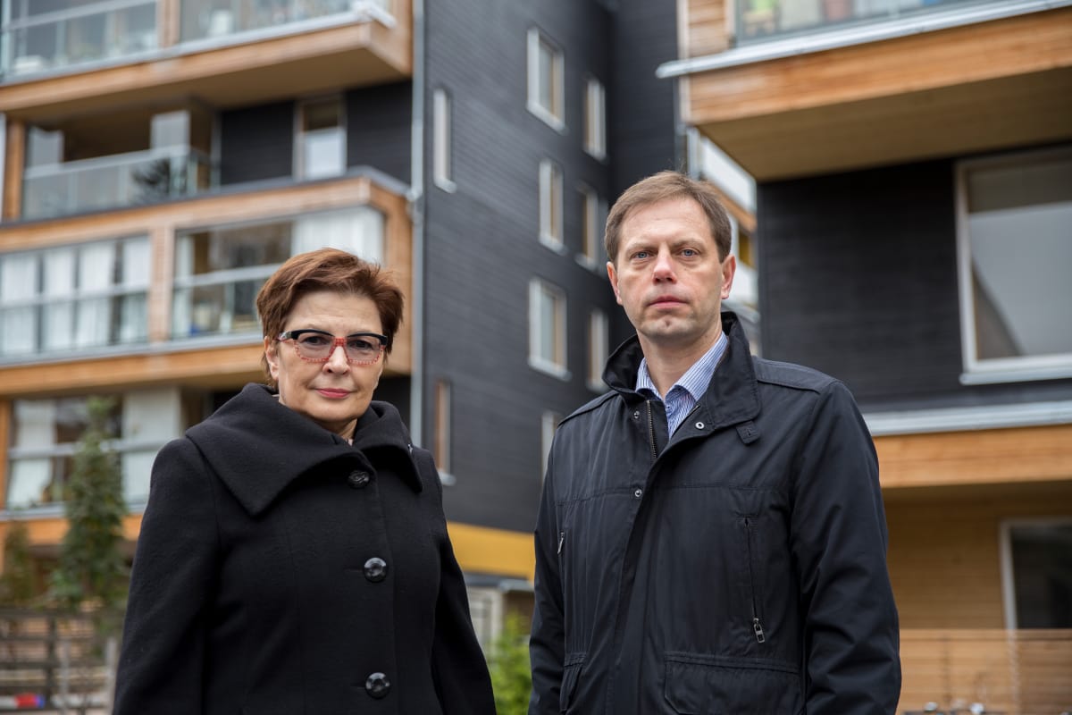 Helsingin asuntotuotantotoimiston toimitusjohtaja Sisko Marjamaa ja Pukinmäen aluearkkitehti Joakim Kettunen