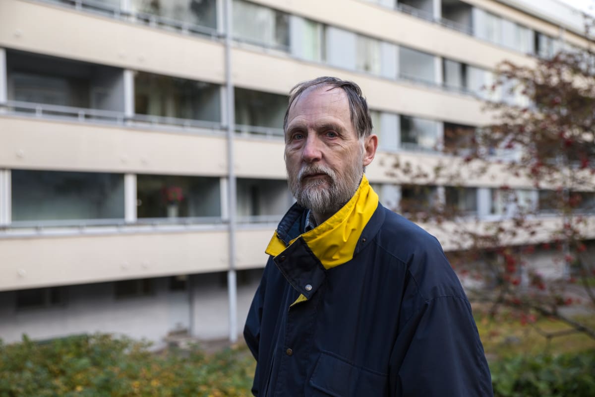 Juhani Greinert kotitalonsa edustalla Vanhassa Vuosaaressa