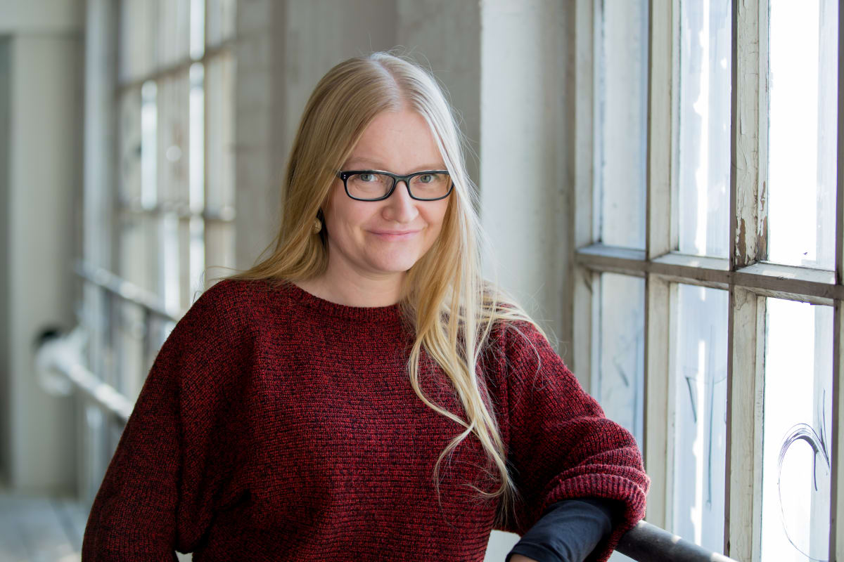 Toimittaja Johanna Vehkoo kirjoitti kirjan autiopaikoista.