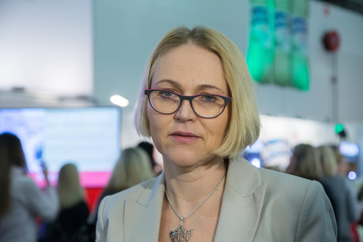 Sitran johtava asiantuntija Tuula Tiihonen mittaa kehoaan aktiivisuusrannekkeella, joka kehottaa lähtemään iltalenkille, jos päivän aikana on otettu liian vähän askeleita.