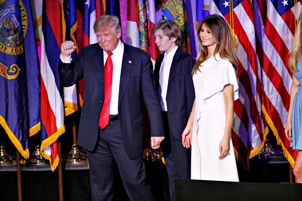 Donald Trump Barron-poikansa ja Melania-vaimonsa kanssa vaalivalvojaisissaan 8. marraskuuta.