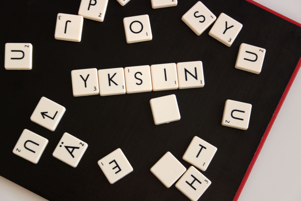 Mustalla alustalla kirjaimet, josta muodotuu sana "yksin".