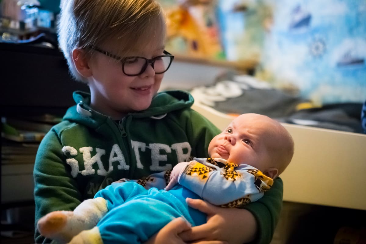 Alex Nurmi Aaron-pikkuveljensä kanssa.