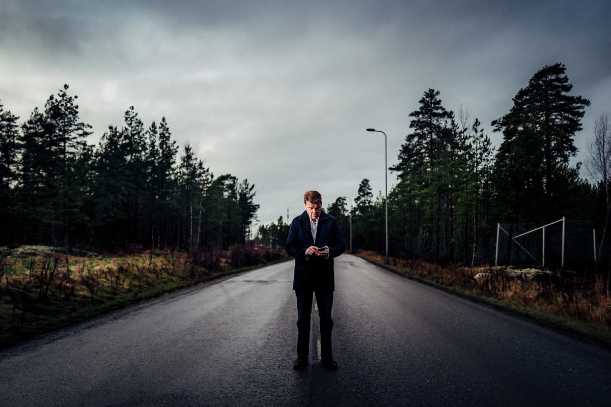 Mies seisoo keskellä tietä