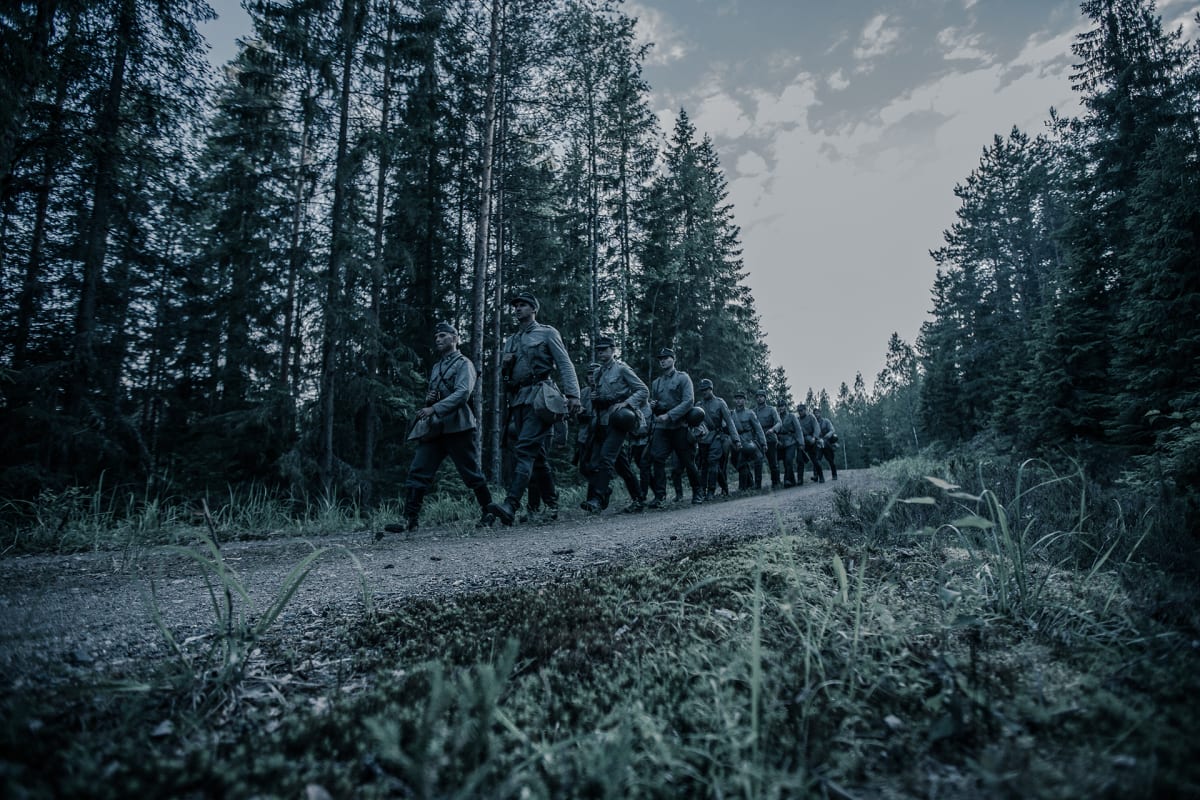 Sotilaat marssivat metsätiellä
