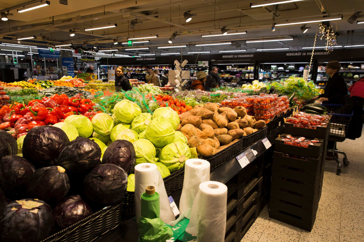 ruokakaupassa on paljon vihanneksia