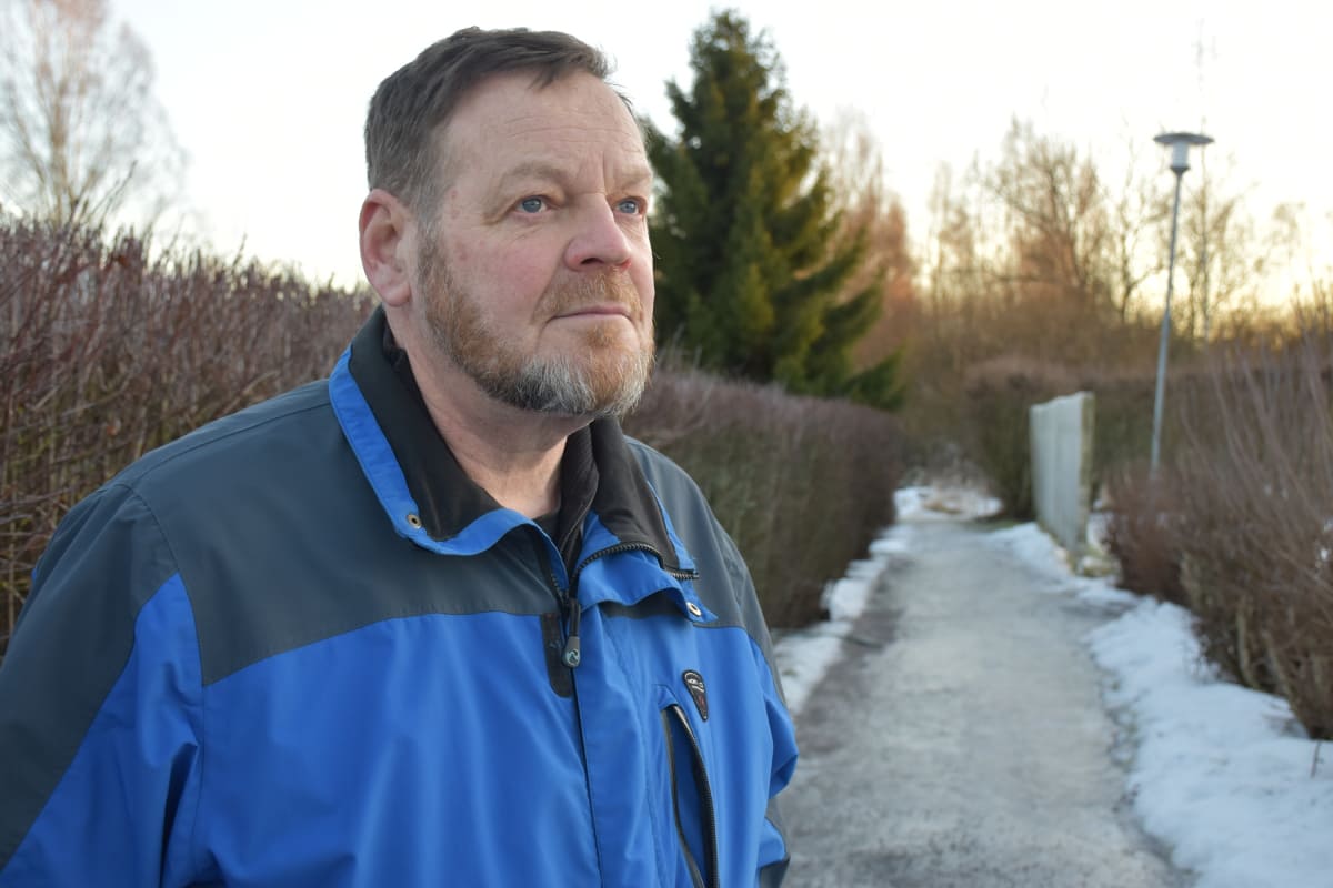 Erkki Kivimäki talvisella kotipihallaan.