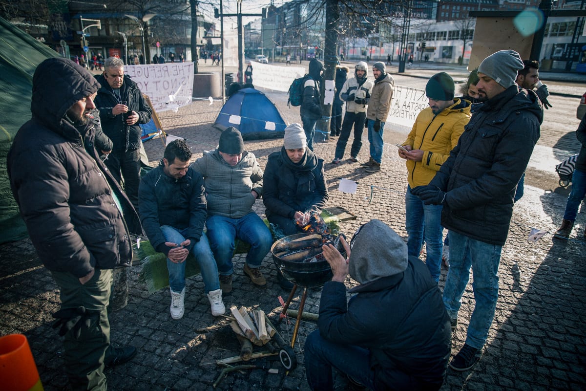 telttoja ja ihmisiä Kiasman aukiolla