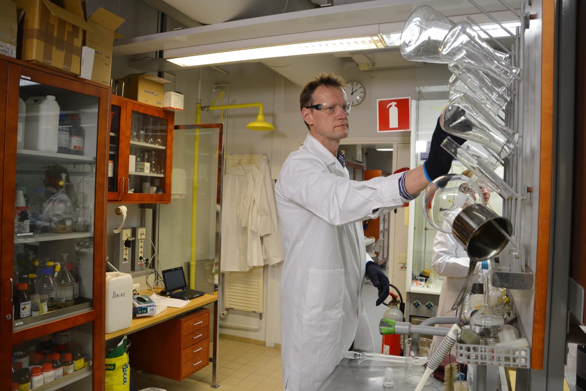 Carl-Erik Wilén laboratoriossa.