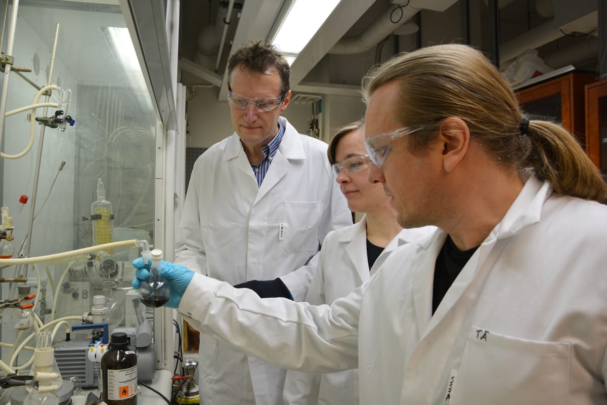 Carl-Erik Wilén, Teija Tirri ja Timo Ääritalo laboratoriossa.