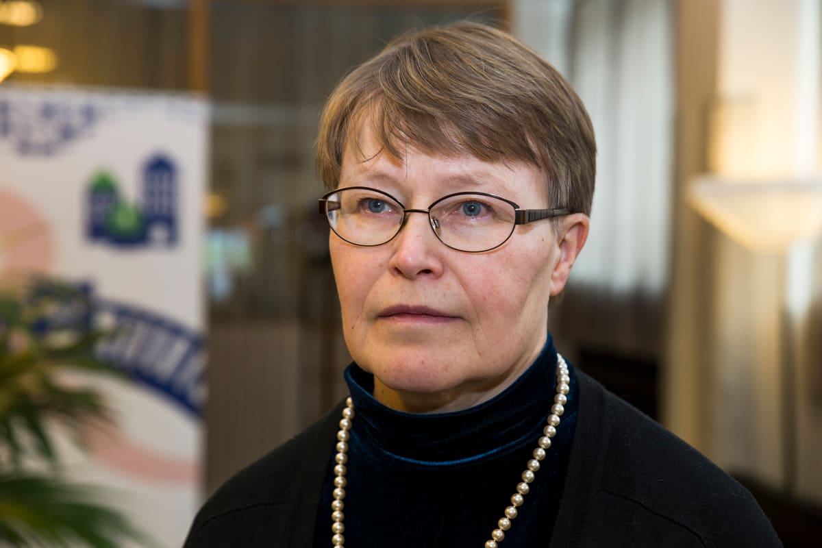 Anne Neimala seisoo aulassa