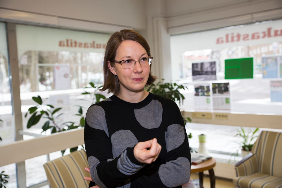 Minna Salminen seisoo asukastalon aulassa