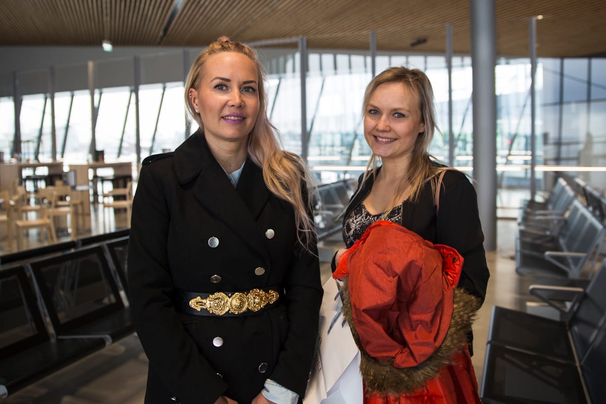 Heidi Mihailoff ja Maija Moilanen länsiterminaalissa