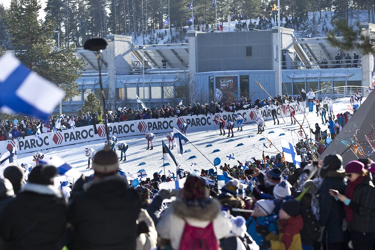 Yleisöä ladun varressa.