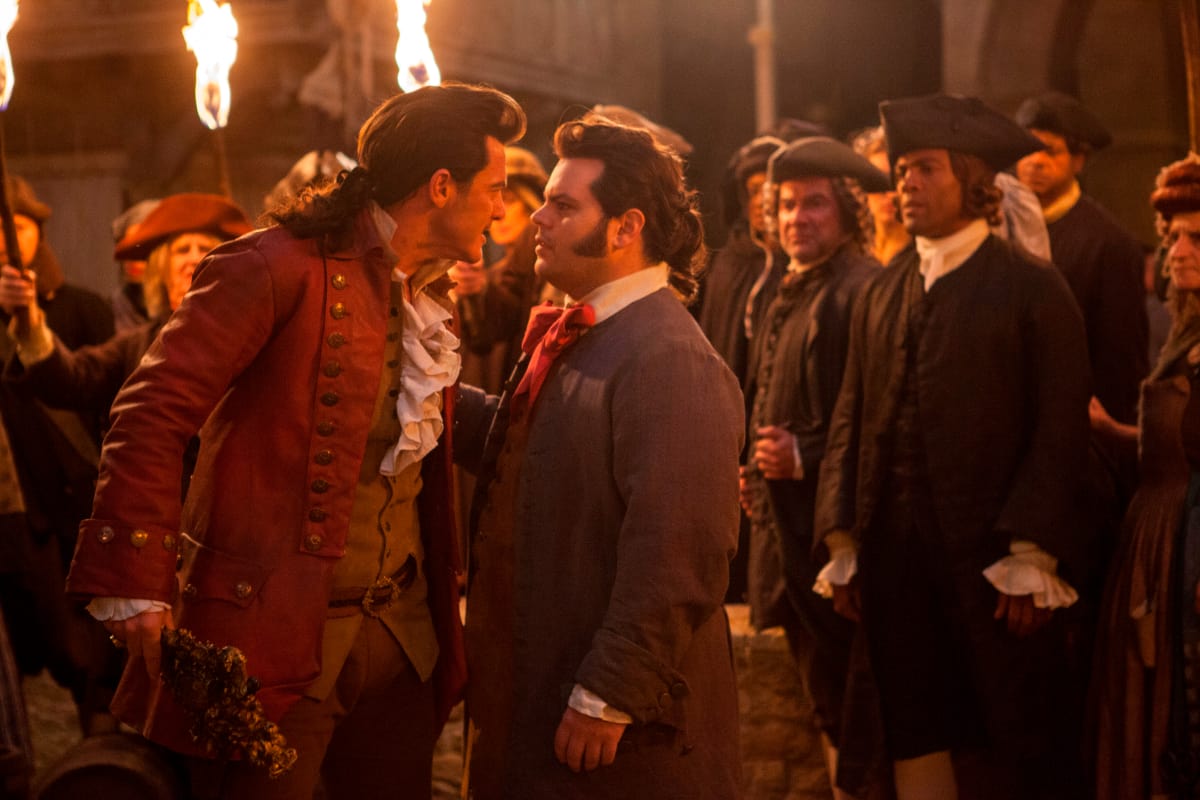 Luke Evans on pinnallinen Gaston, joka kosiskelee Belleä. Gastonin apuria LeFouta näyttelee Josh Gad.