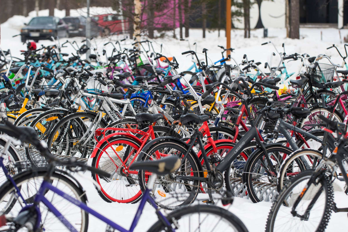 Koulun pyöräparkki Limingassa.