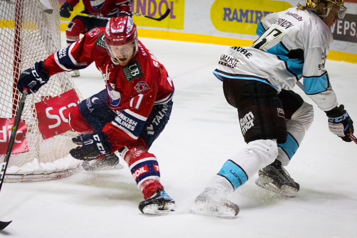 HIFK:n Saku Salmela ja Pelicansin Vili Sopanen luistelivat kilpaa HIFK-Pelicans-pelissä 2. maaliskuuta.