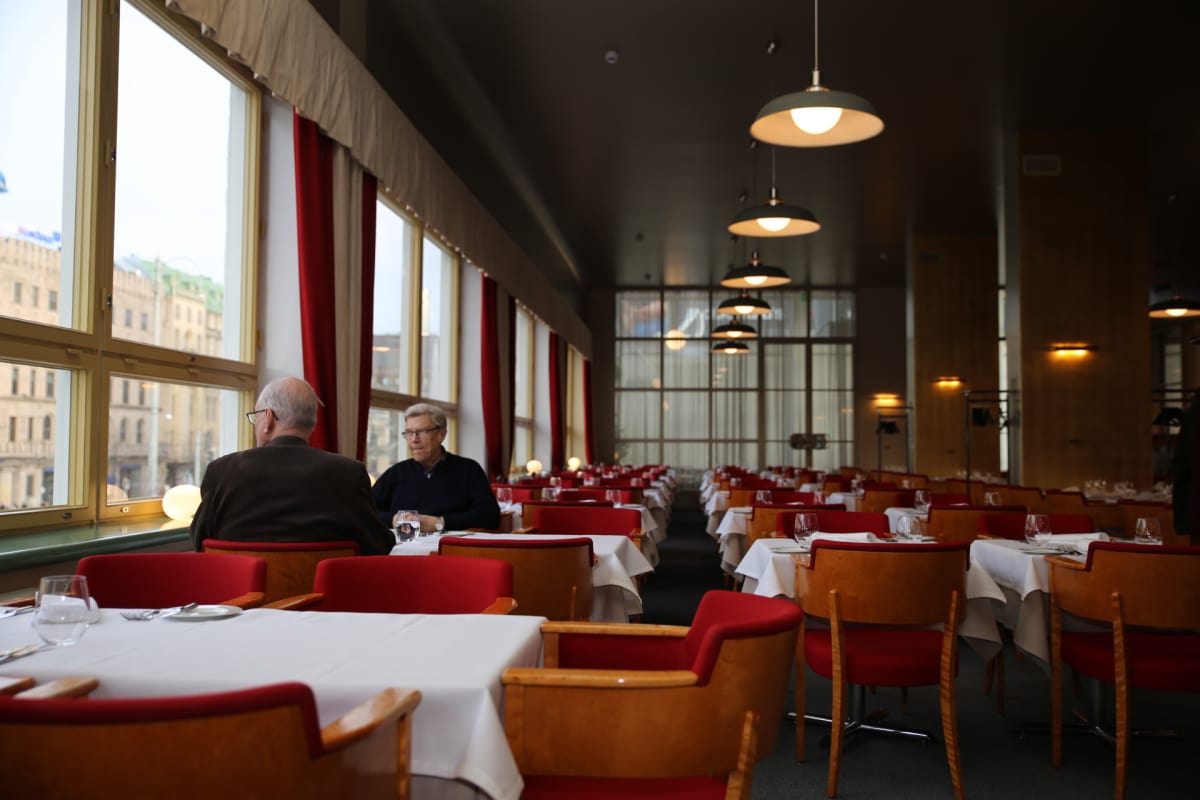 Sisäkuva Ravintola Lasipalatsin salista.