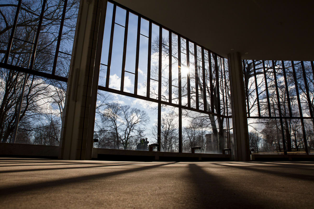 Helsingin Kaupunginteatterin aula ja ikkunoita