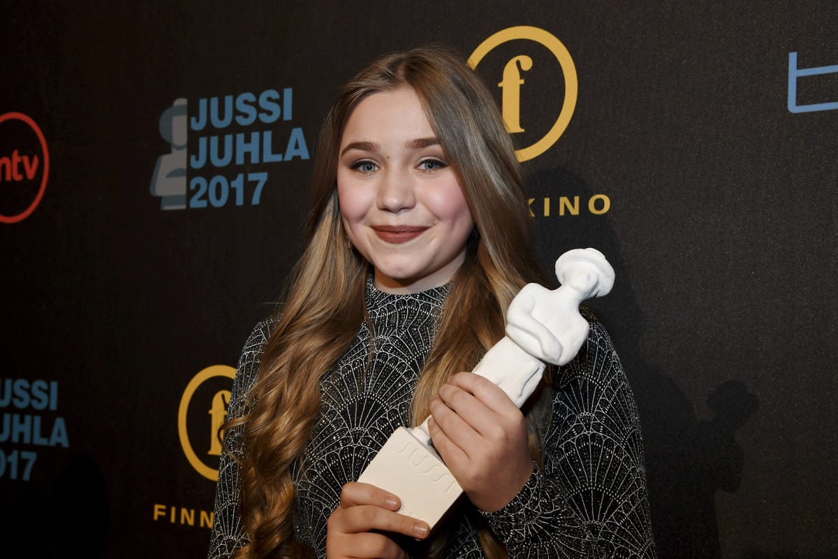 Parhaan naispääosan Jussi-patsaan vastaanotti Linnea Skog elokuvasta Tyttö nimeltä Varpu