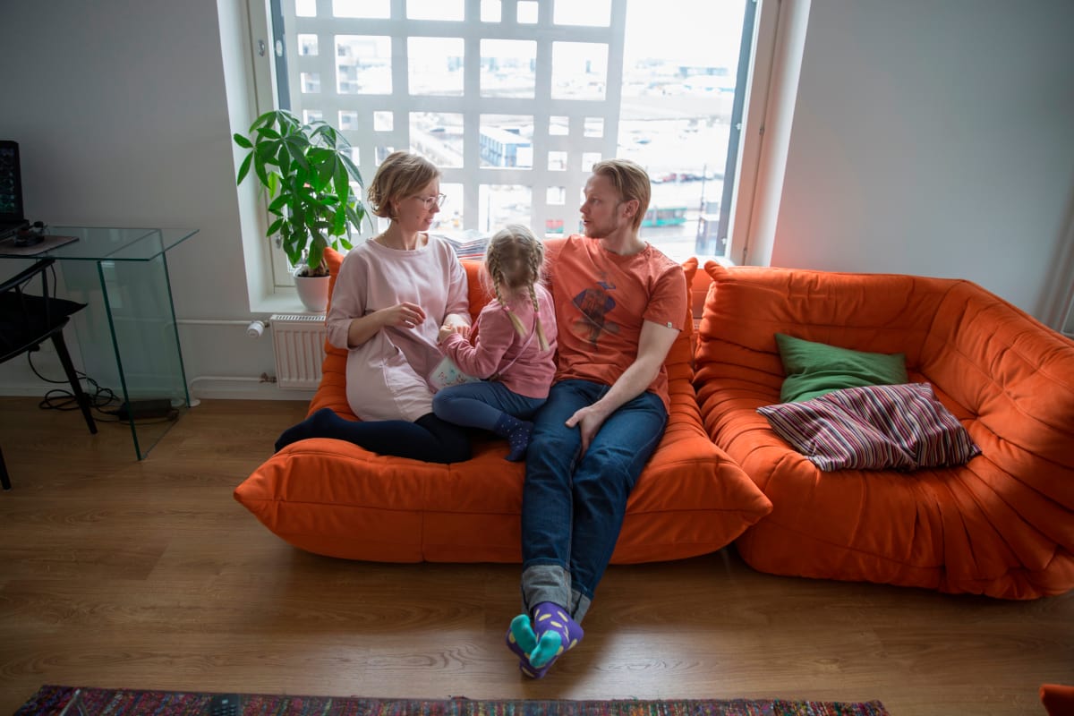 Jätkäsaaren pitsitalon kosteusongelmat: perhe Hanna-Maija Mustonen, Airi ja Ilkka Ovaska