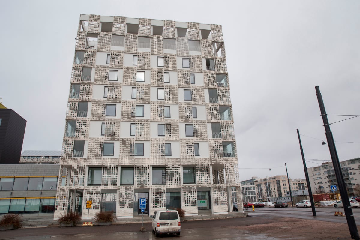 Jätkäsaaressa sijaitsee Hekan omistama pitsitalo, jonka yläkerrosten asunnoissa on havaittu kosteusongelmia.