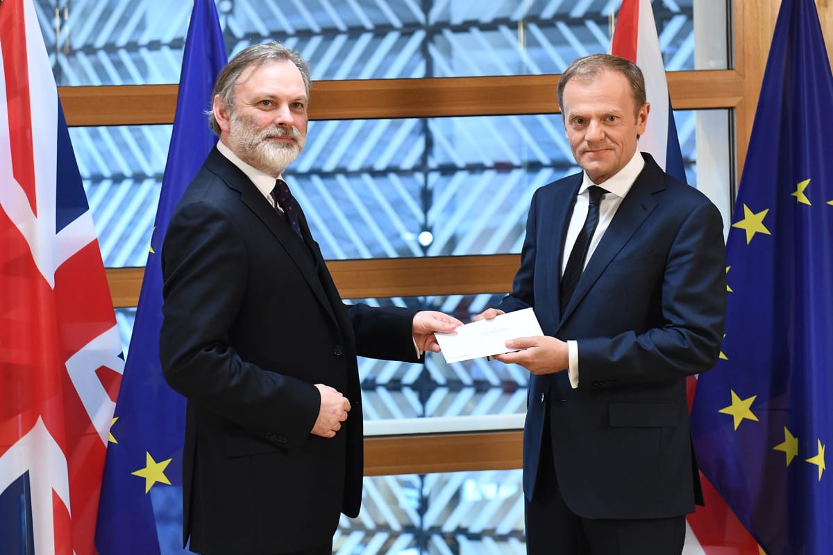 Britannian EU-edustaja Tim Barrow ojensi hetki sitten maansa erokirjeen Euroopan neuvoston puheenjohtajalle Donald Tuskille