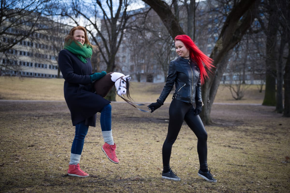 Ohjaaja Selma Vilhunen (vas.) ja Alisa Aarniomäki. Keppihevoset. Hobbyhorse Revolution.