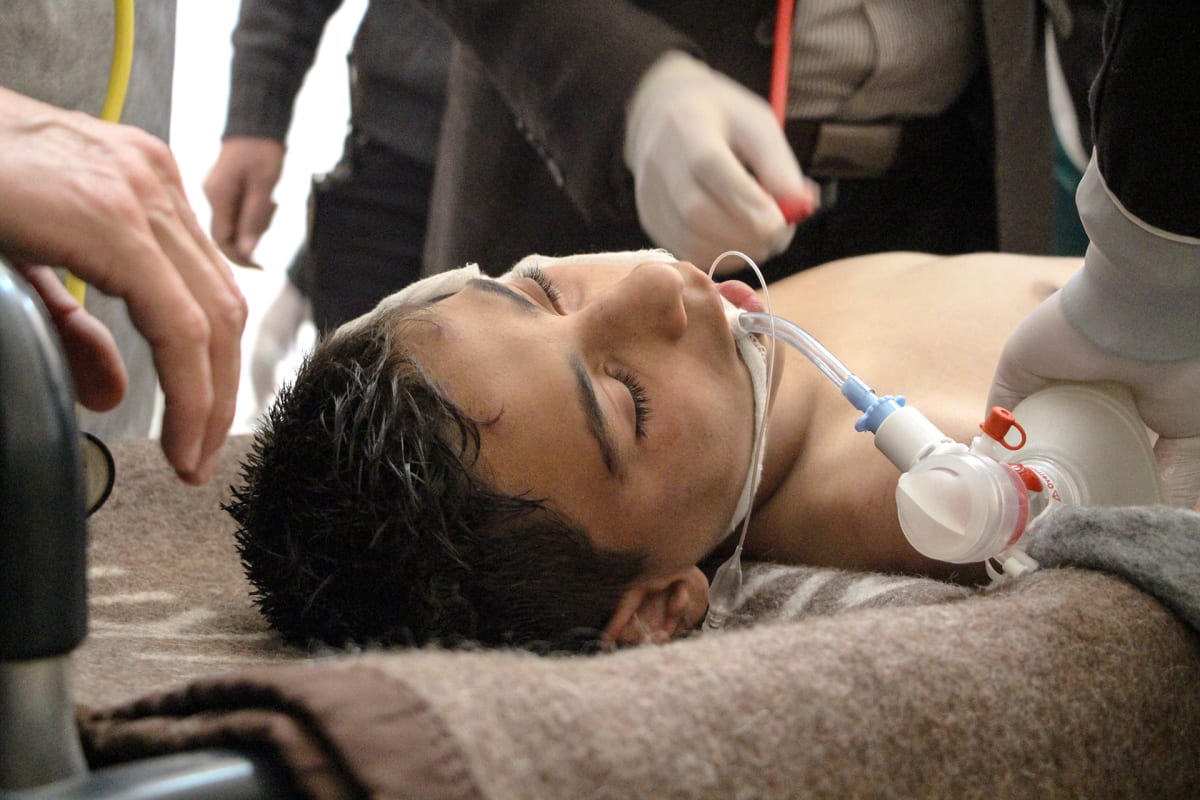 Syyrialainen uhri väitetyn kemiallisen iskun jälkeen Saraqibin kenttäsairaalassa 4. huhtikuuta.