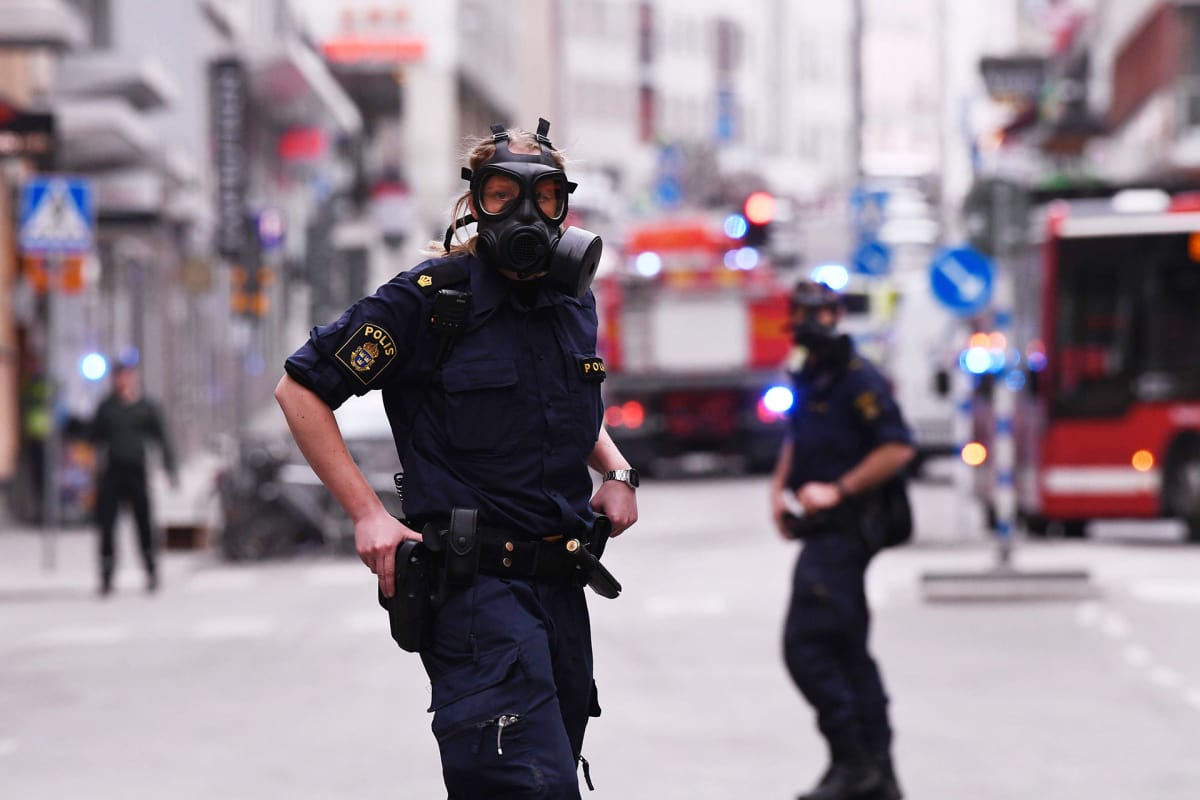 Poliisit vartioivat tavaratalon lähialuetta 7. huhtikuuta Tukholmassa.