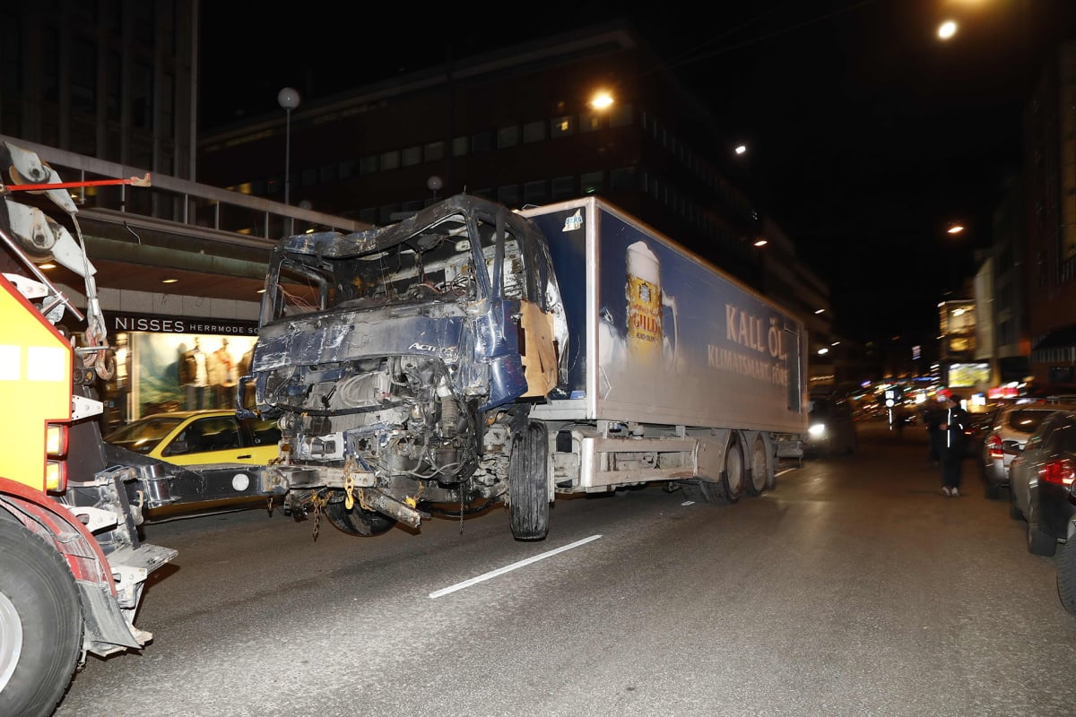 Tukholman iskussa käytettyä autoa hinataan pois tapahtumapaikalta. Iskijä varasti kuorma-auton, ajoi sillä väkijoukkoon ja törmäsi lopulta Åhlénsin tavarataloon Tukolman keskustassa.