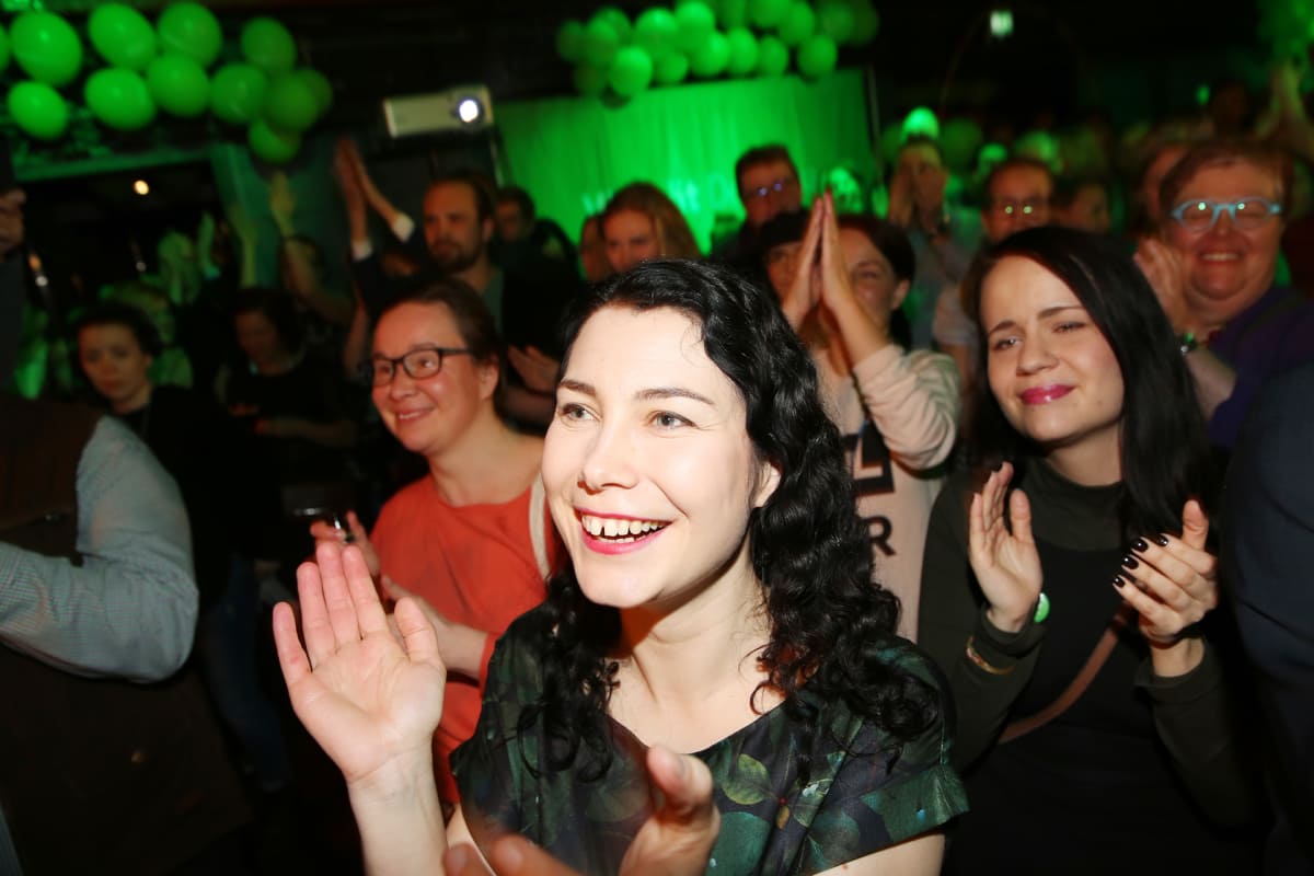 Vihreiden Emma Kari puolueen vaalivalvojaisissa Helsingissä 9. huhtikuuta.