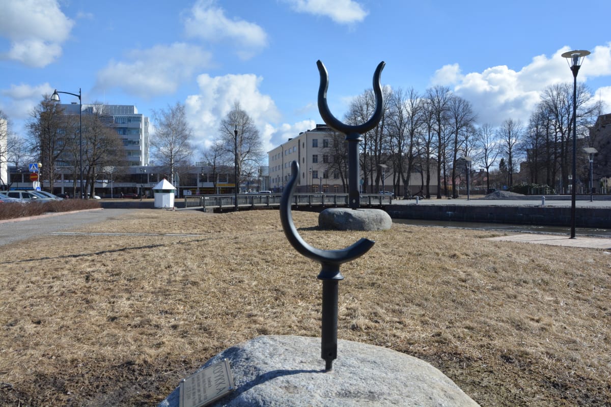 Muisto Laine teki Matti Pursiheimon suunnitteleman Klyykan sepäntyöt.