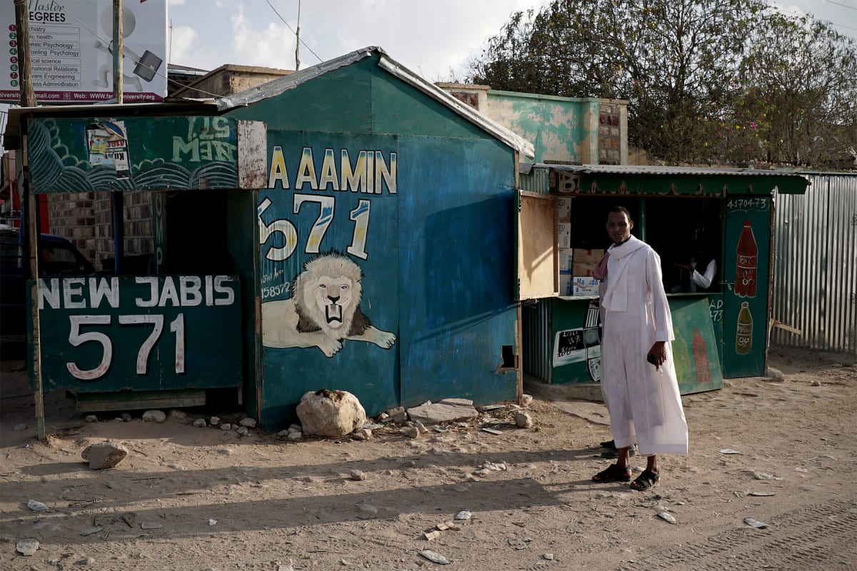 Pureskeltavaa khat-kasvia saa ostaa vapaasti Somaliassa. Khat on suosittu päihde. Alkoholin myynti on kiellettyä Somaliassa.