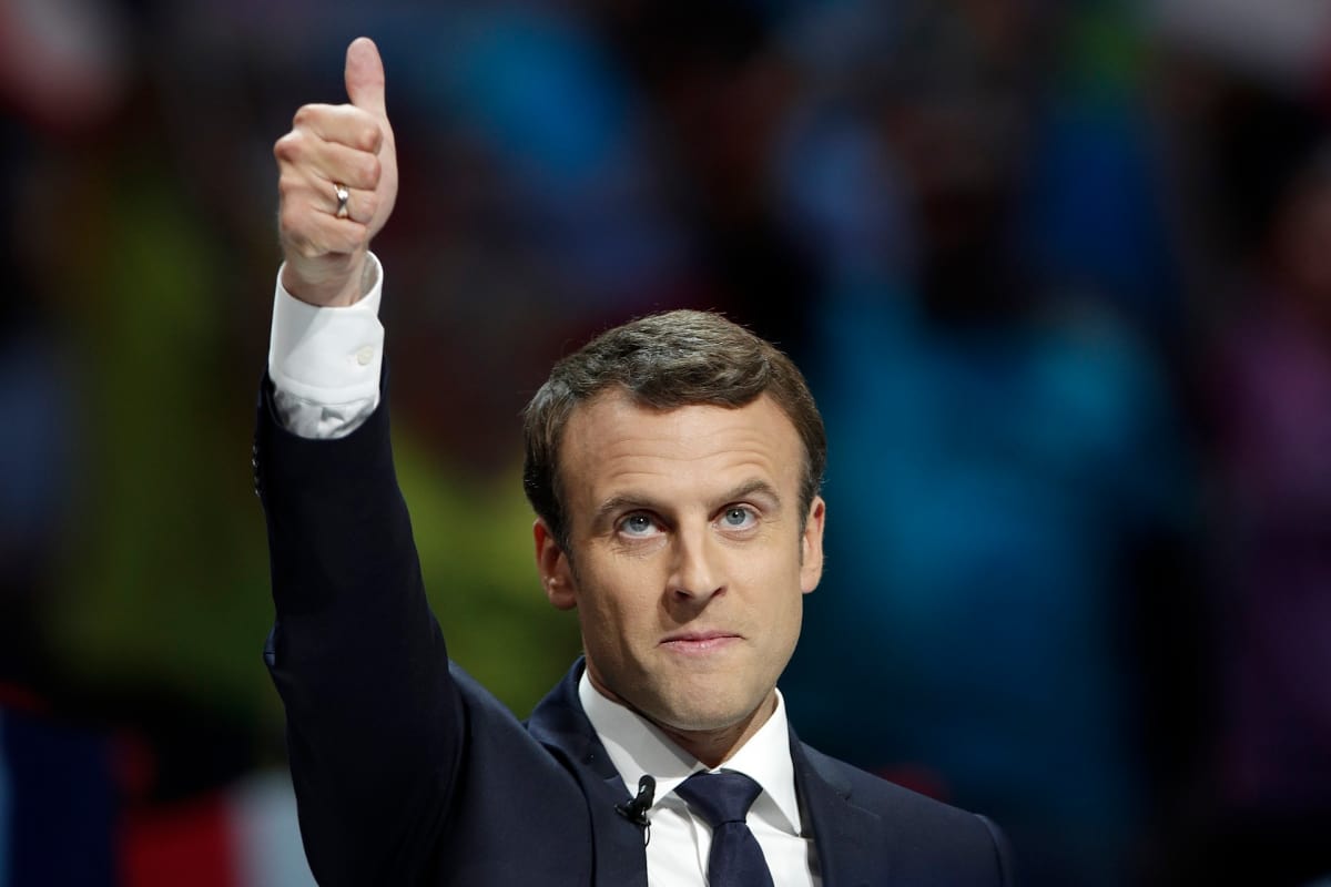 Emmanuel Macron näyttää peukaloaan kannattajille.
