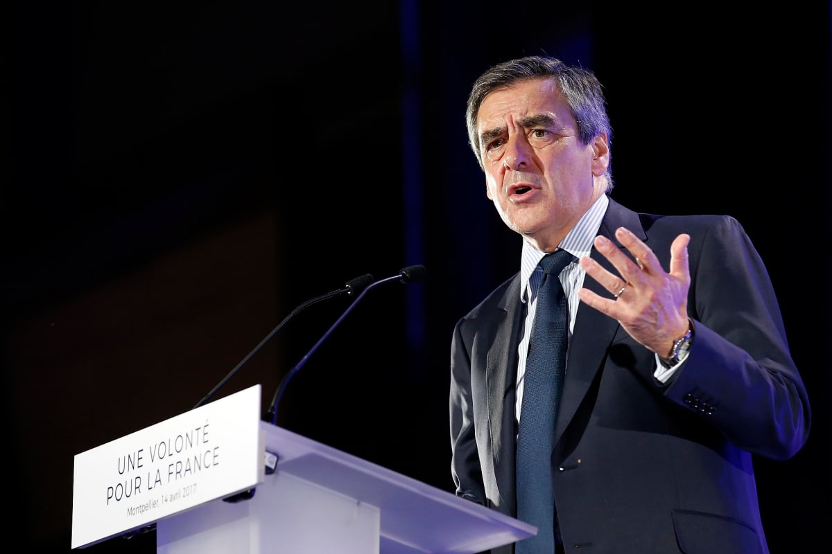 François Fillon puhuu kannattajilleen puhujalavalta.