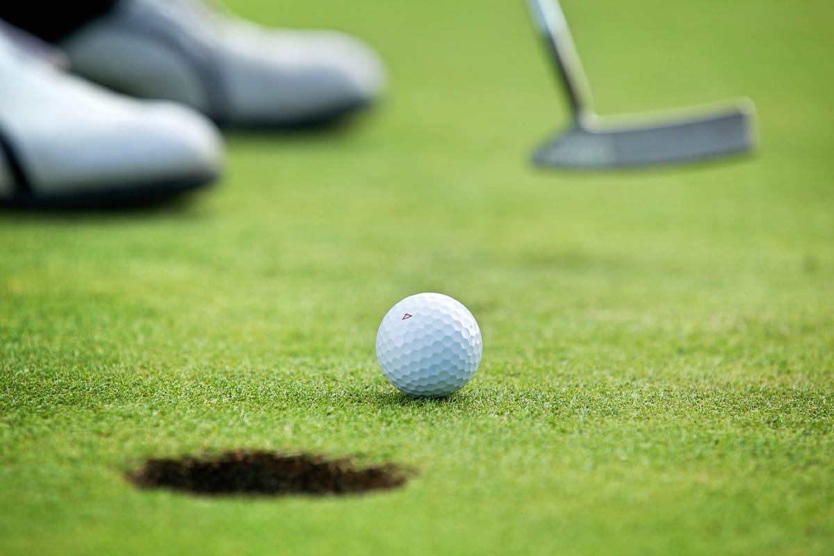 golf pallo ja reikä