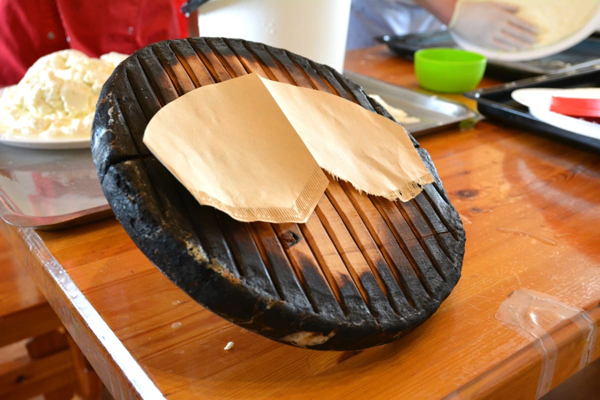 Leipäjuuston paistoalusta.