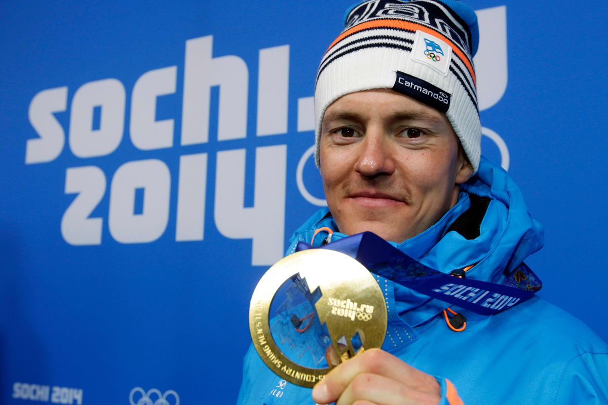 Sami Jauhojärvi esittelee Sotshin olympiakultamitaliaan