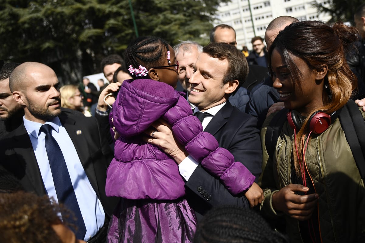 Emmanuel Macron lapsi sylissään kampanjatilaisuudessa