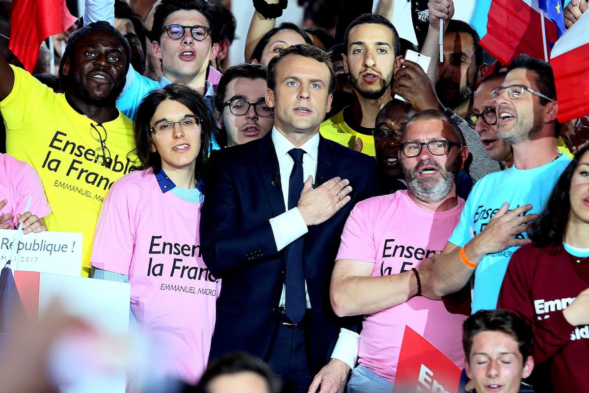 Emmanuel Macron kampanjoimassa Pariisissa 1. toukokuuta.