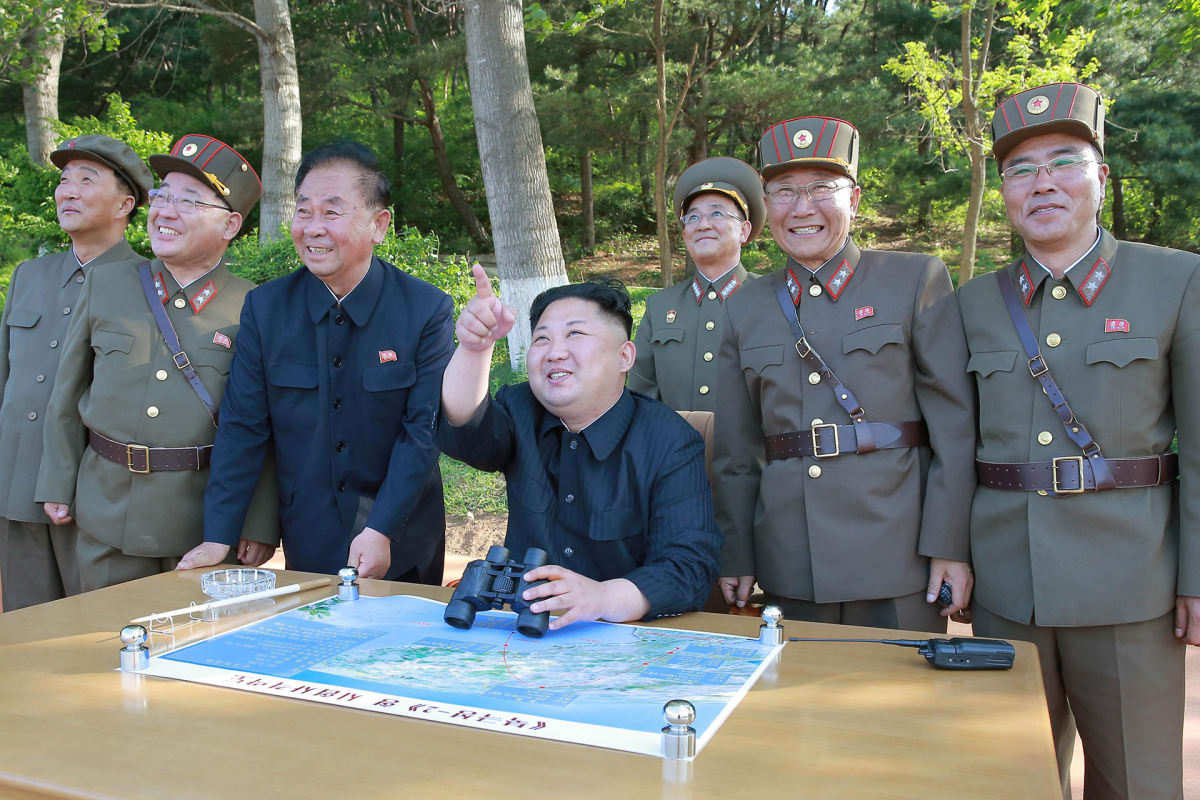 Kim Jong-un ja sotilaita.