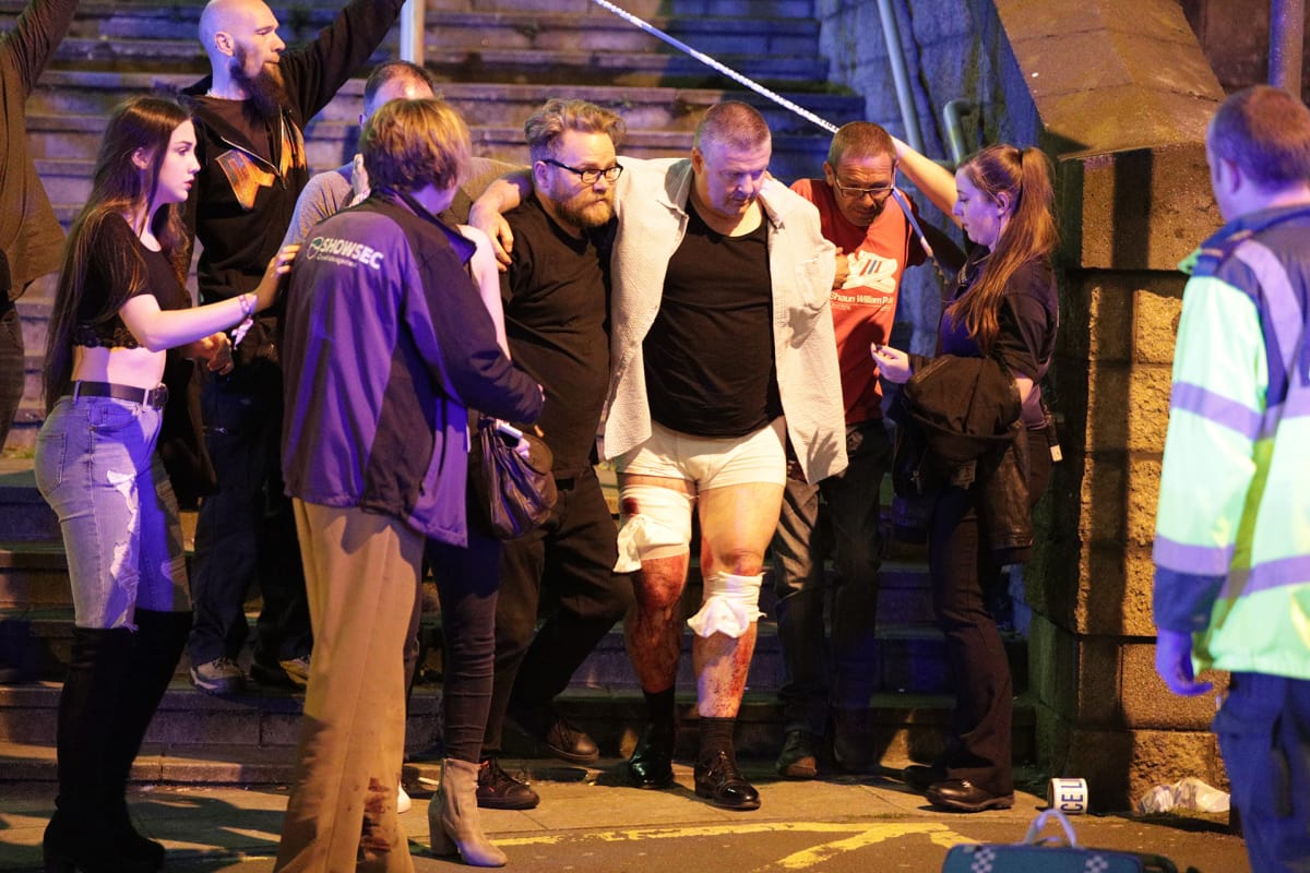 Ihmisiä postumassa Manchester Arena -hallista tiistaina.