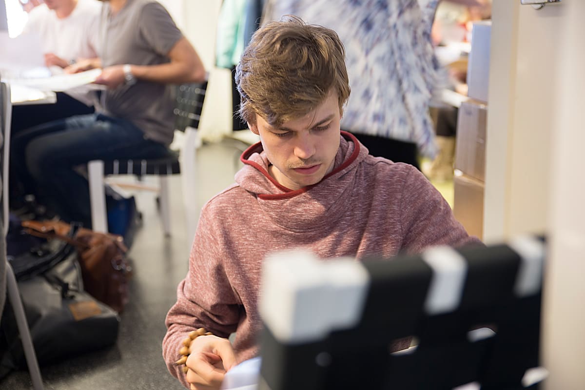 Elias Edström kokoaa materiaalia omaan opaskansioon.