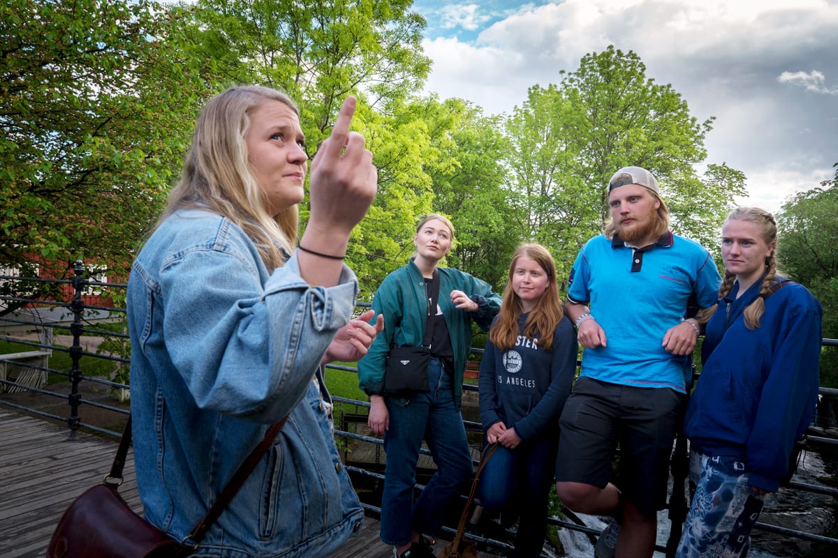 Opas esittelee Skam -sarjan kuvauspaikkoja Oslossa.